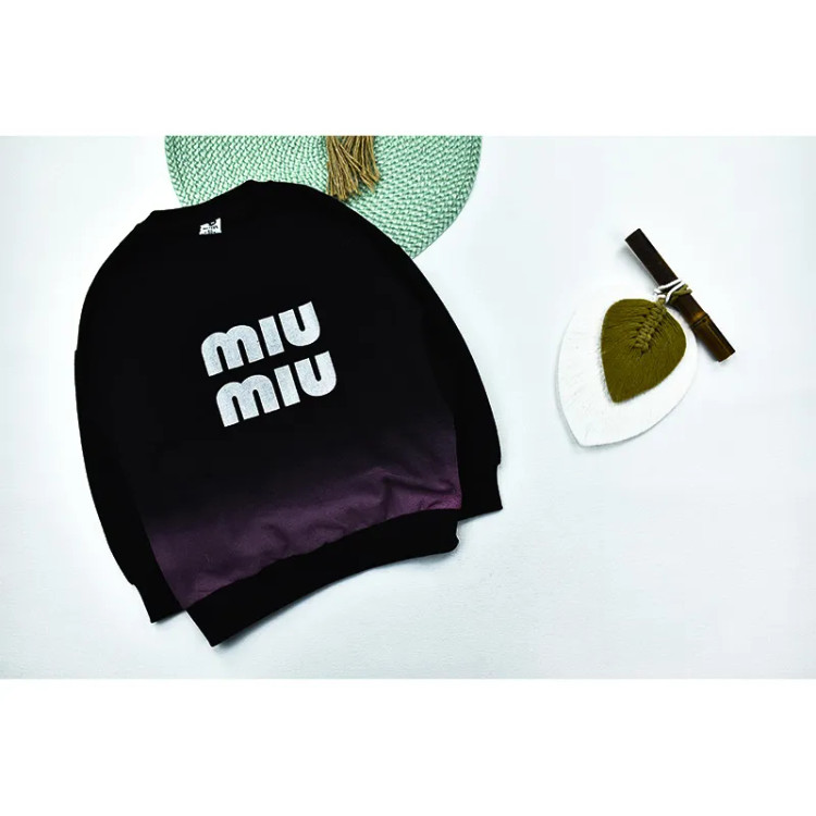 بلوز دخترانه آستین رگلان طرح MIUMIU پنبهای پاییزه و زمستانه