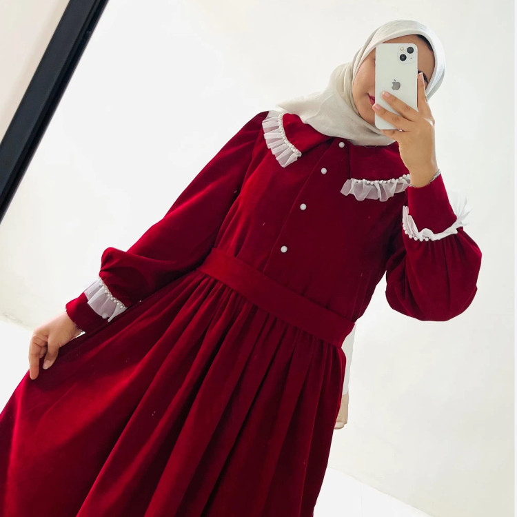 پیراهن قرمز مخمل کبرینی سایز 40 با خرج کار تور و مروارید مناسب مهمانی عید دُرّکالکشن