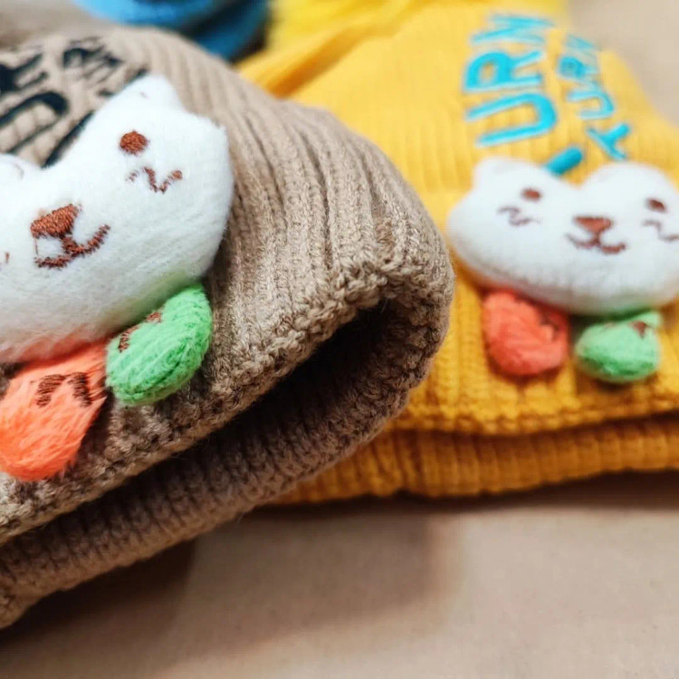 کلاه بچگانه پوم دار وارداتی داخل آستر گرم مناسب 1 تا 3 سال