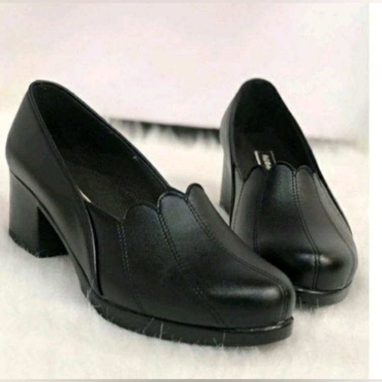 کفش طبی زنانه پاشنه دار مدل هلالی با رویه چرم صنعتی مشکی و زیره PVC (2)