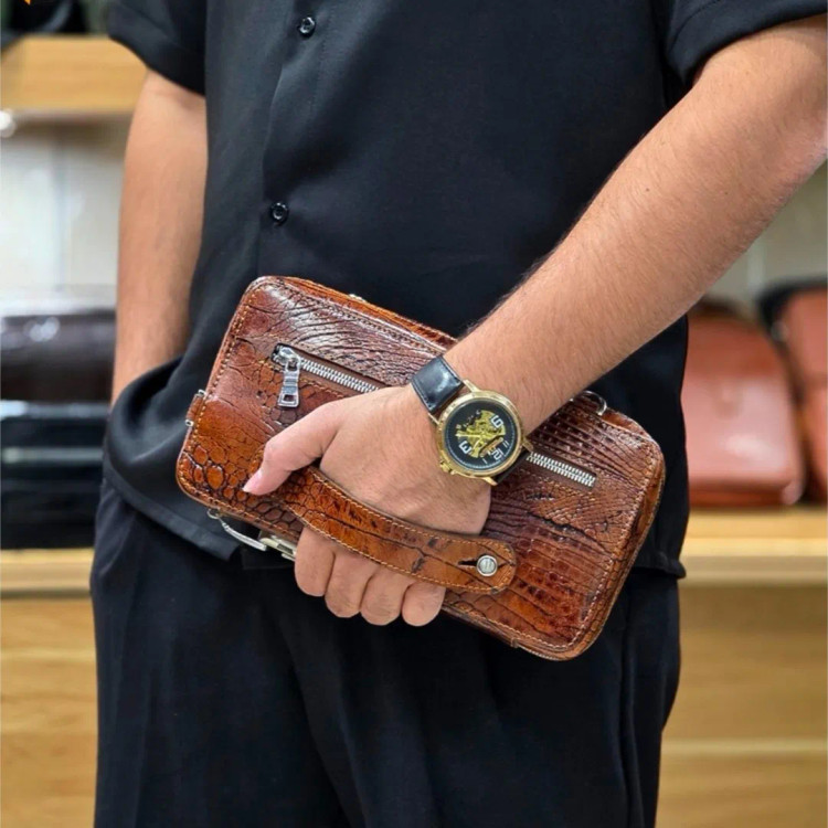 کیف پاسپورتی دستی و دوشی چرم طبیعی ظفر با قفل رمزدار و جای کارت (2)