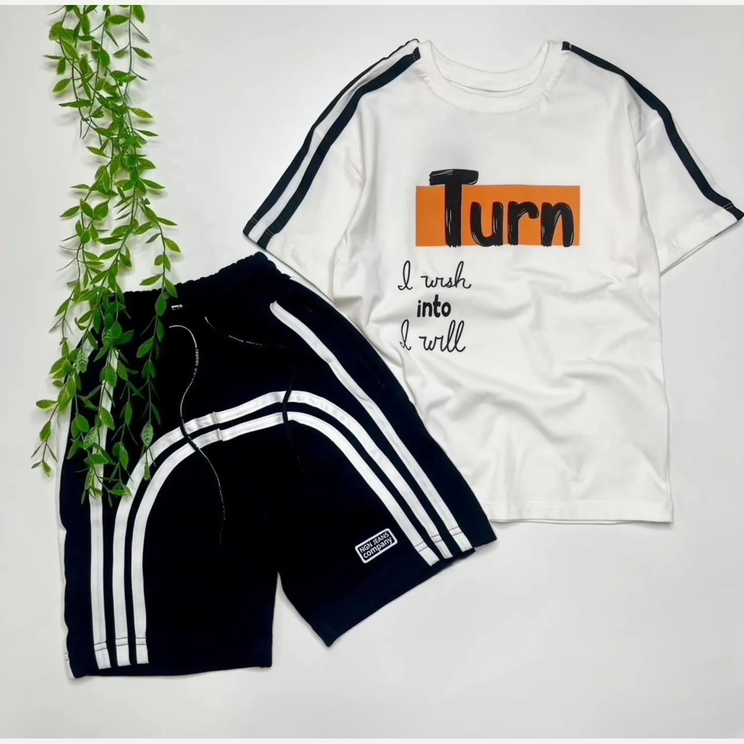 ست تیشرت و شلوارک اسپرت دخترانه و پسرانه طرح Turn رنگ سفید (2)