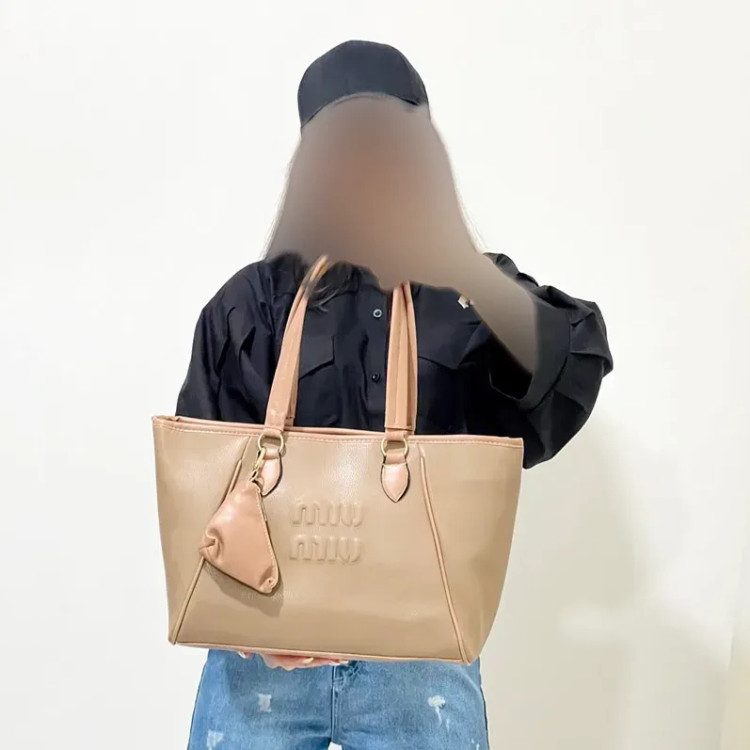 کیف بزرگ دستی و دوشی زنانه چرم مصنوعی و پارچه کنفی ابعاد 45 در 26 سانتیمتر (2)