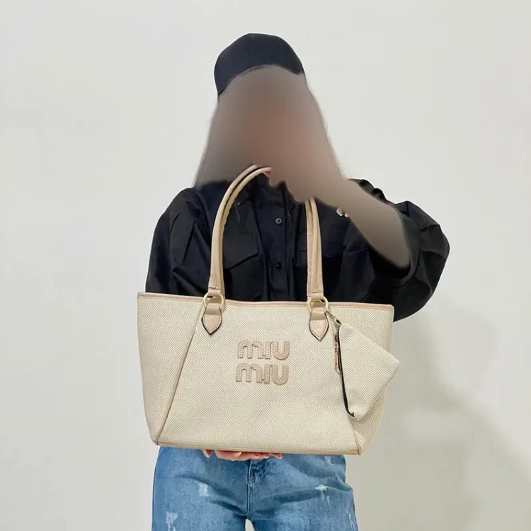 کیف بزرگ دستی و دوشی زنانه چرم مصنوعی و پارچه کنفی ابعاد 45 در 26 سانتیمتر (2)