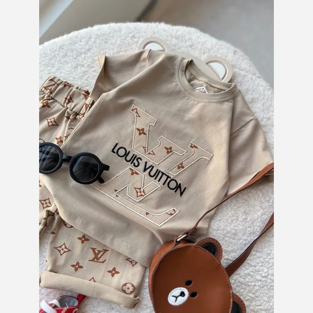 ست تیشرت و شلوارک بچگانه طرح LV (2)
