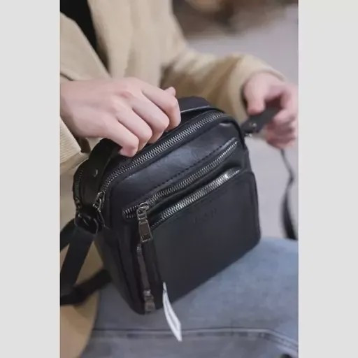 کیف دوشی مردانه جیپ مدل 5 زیپ سایز پاسپورتی رنگ مشکی و عسلی