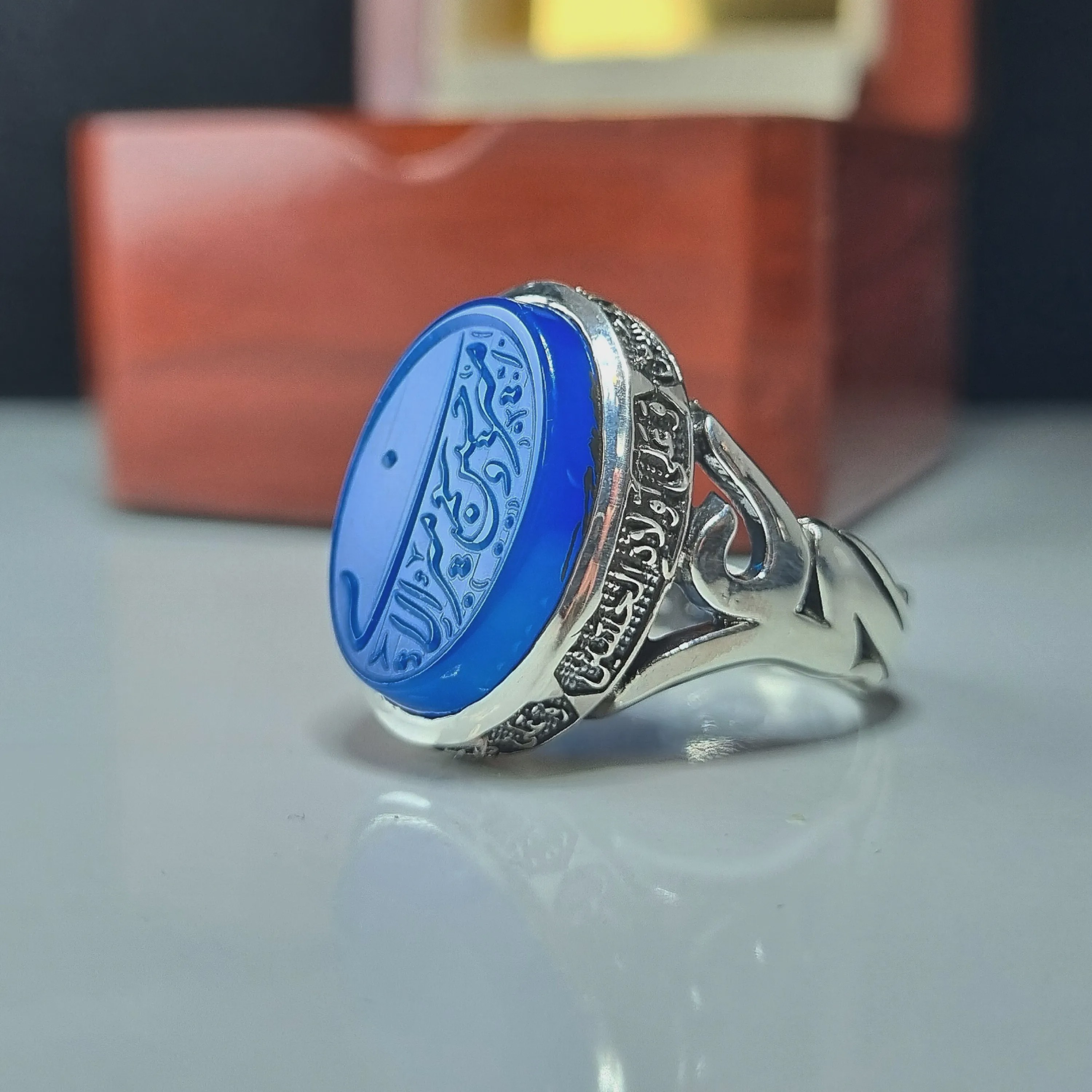 انگشتر نقره مردانه عقیق آبی با حکاکی برجسته امیری حسین و نعم الامیر عیار 925