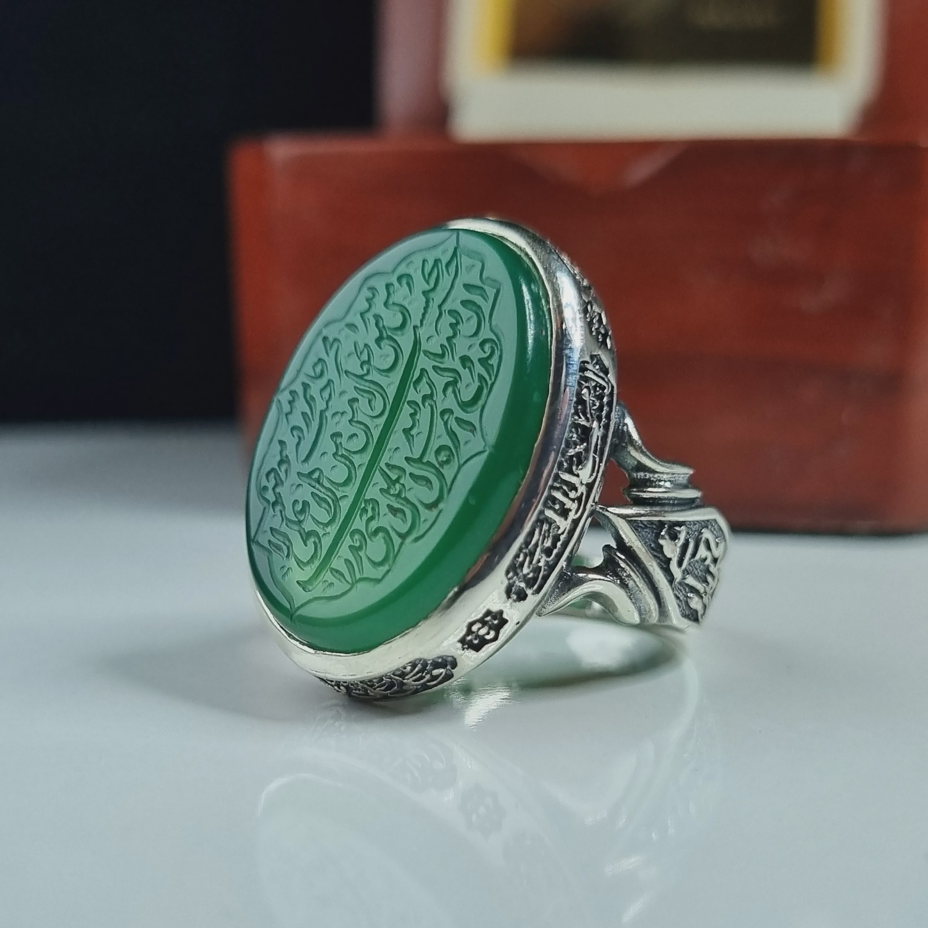 انگشتر نقره مردانه عقیق زرد با حکاکی دستی آیه رزق و من یتق الله عیار 925
