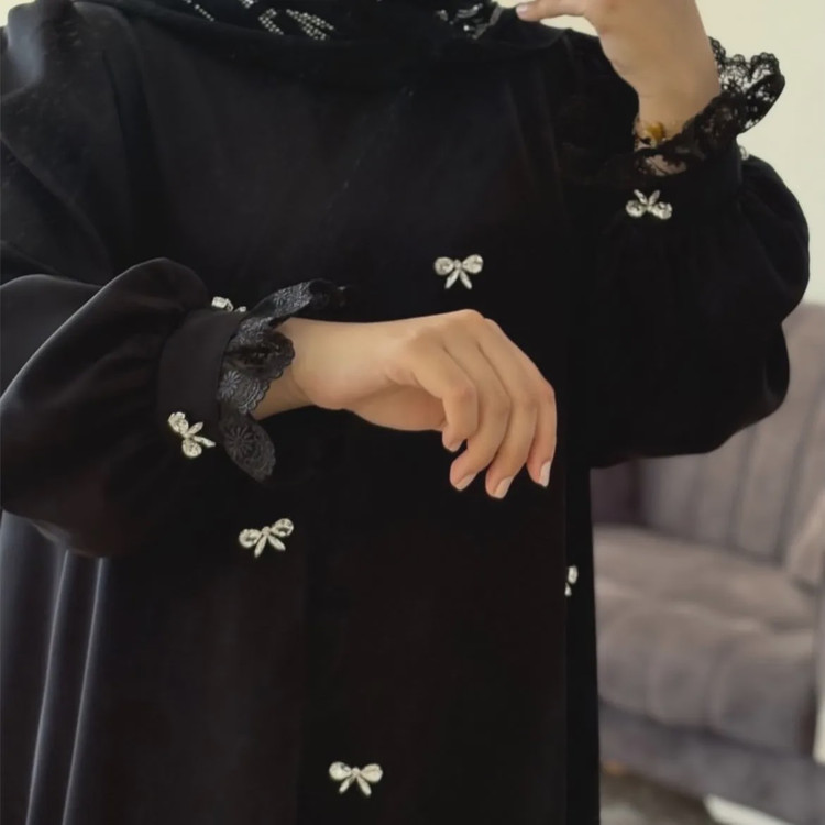 عبای زنانه مجلسی کرپ جت بلک جواهر دوزی شده با آستین پفدار و دانتل قد 145
