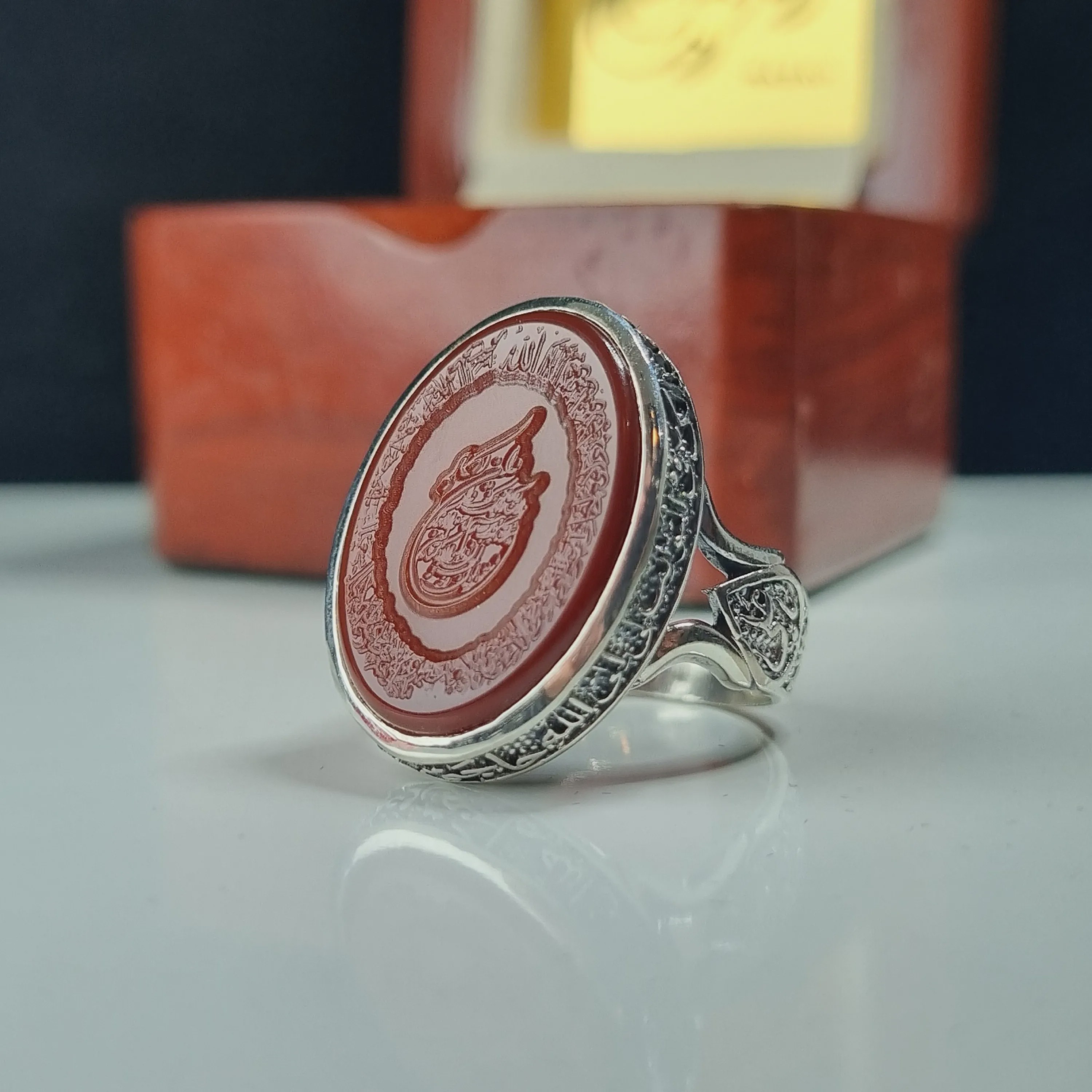 انگشتر نقره مردانه عقیق سرخ با حکاکی وان یکاد و آیت الکرسی عیار 925