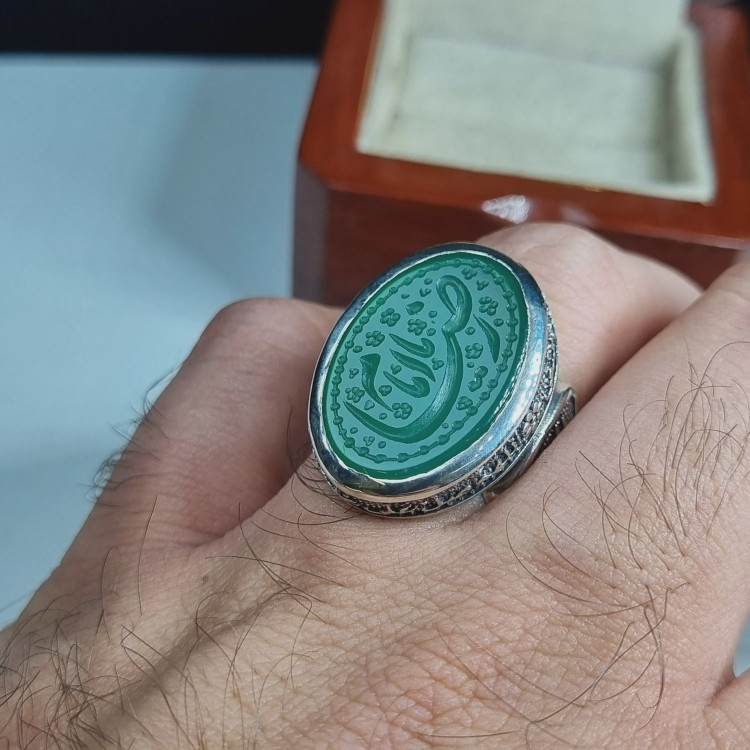 انگشتر نقره مردانه عقیق سبز با حکاکی دست استاد فتح عیار 925