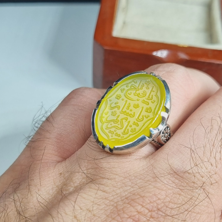 انگشتر نقره مردانه عقیق زرد عیار 925 با حکاکی دست استاد فتح سایز 18 در 25