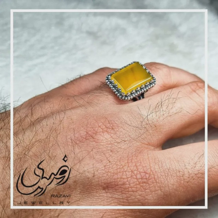 انگشتر نقره طرح رهبری اشکی با نگین عقیق زرد و حکاکی شرف الشمس