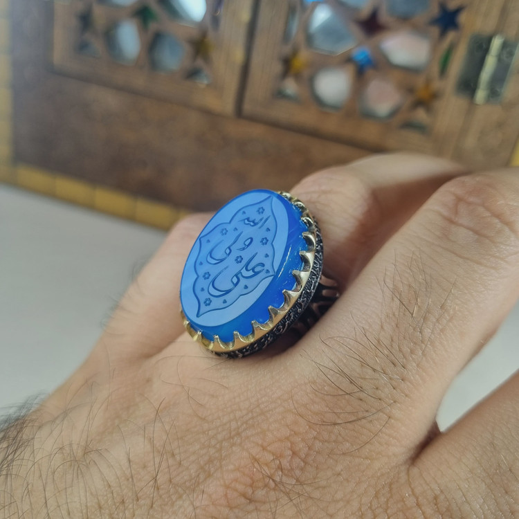 انگشتر مردانه نقره روس با نگین عقیق آبی و حکاکی برجسته علی ولی الله