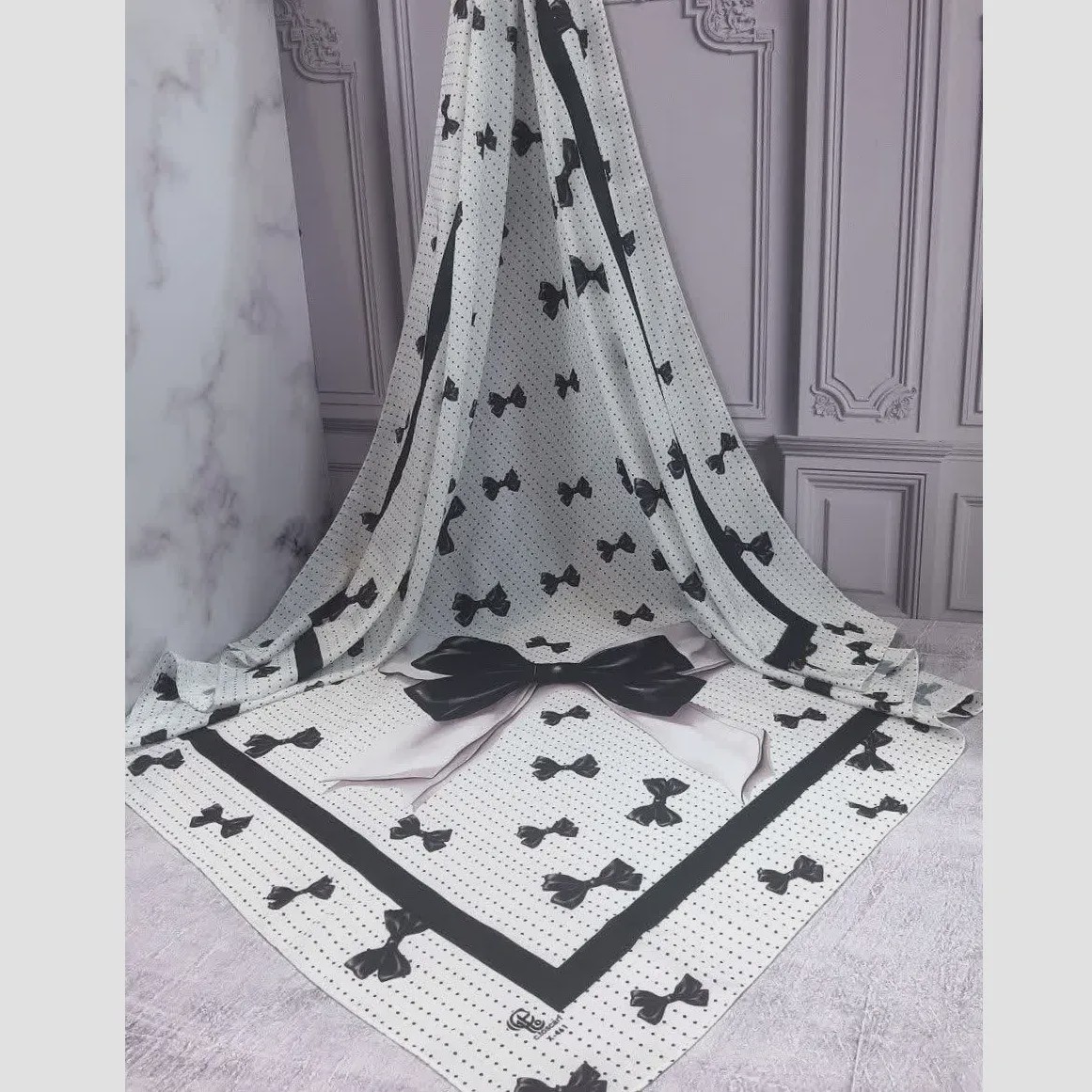 روسری نخی طرح پاپیون خالخالی ابعاد 140 در 140