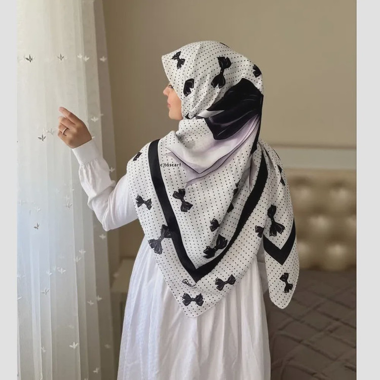 روسری نخی طرح پاپیون خالخالی ابعاد 140 در 140