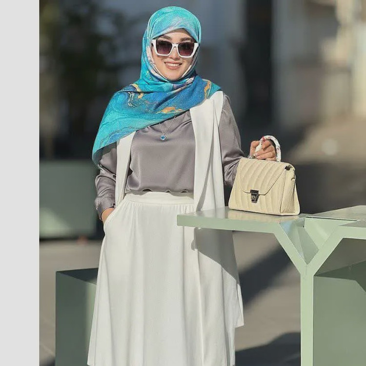 روسری نخی کاستوم طرح اطلس قواره 110 دور دوخت