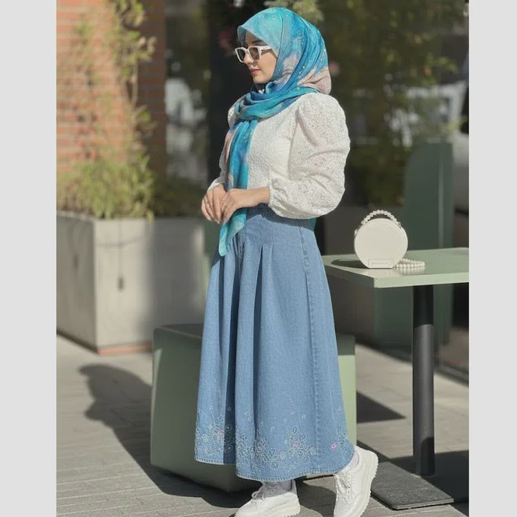 روسری نخی کاستوم طرح اطلس قواره 110 دور دوخت