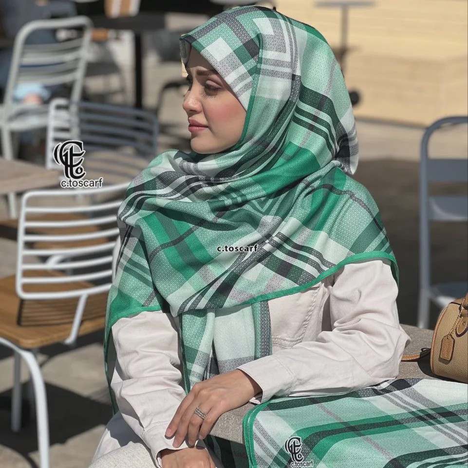 روسری نخی کاستوم طرح مونا چهارخونه قواره بزرگ 140 سانتیمتر دور چرخ دوز