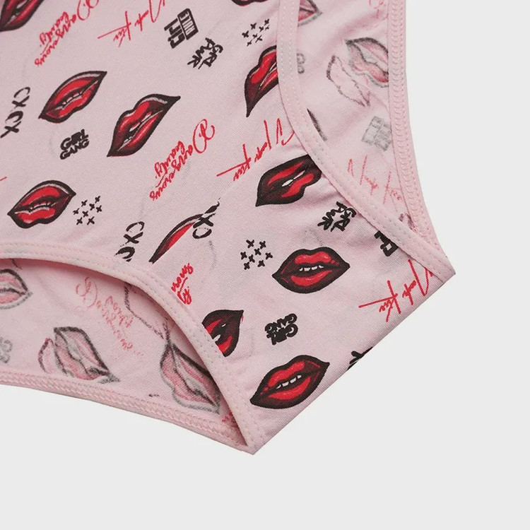 ست شورت و سوتین نخی فنردار طرح لب kiss me سایزبندی کامل