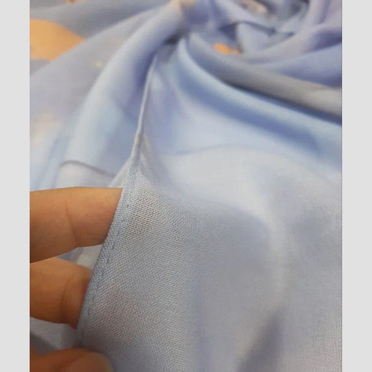 شال نخ کاستوم طرح دلناز آبی عرض 70 طول 2 متر دور چرخ دوز