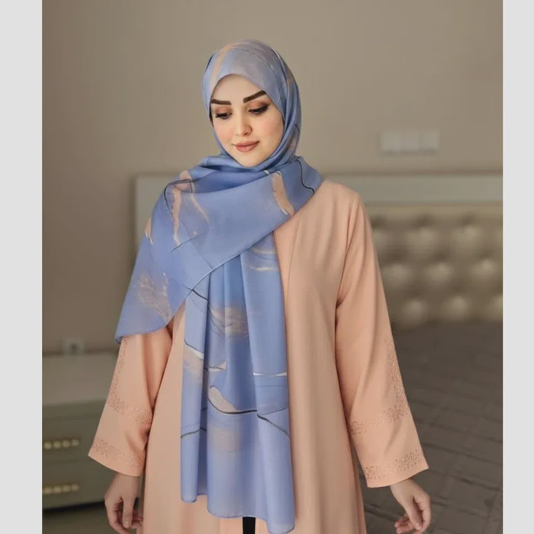 شال نخ کاستوم طرح دلناز آبی عرض 70 طول 2 متر دور چرخ دوز