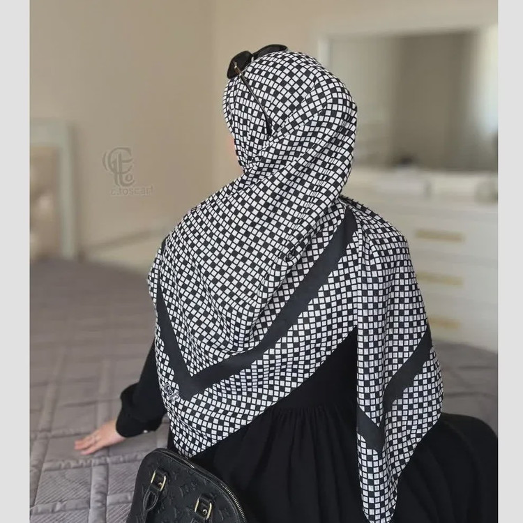 روسری نخ طرح مایایه سفید مشکی دوردوز ابعاد 140 در 140