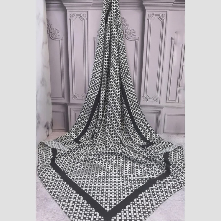 روسری نخ طرح مایایه سفید مشکی دوردوز ابعاد 140 در 140