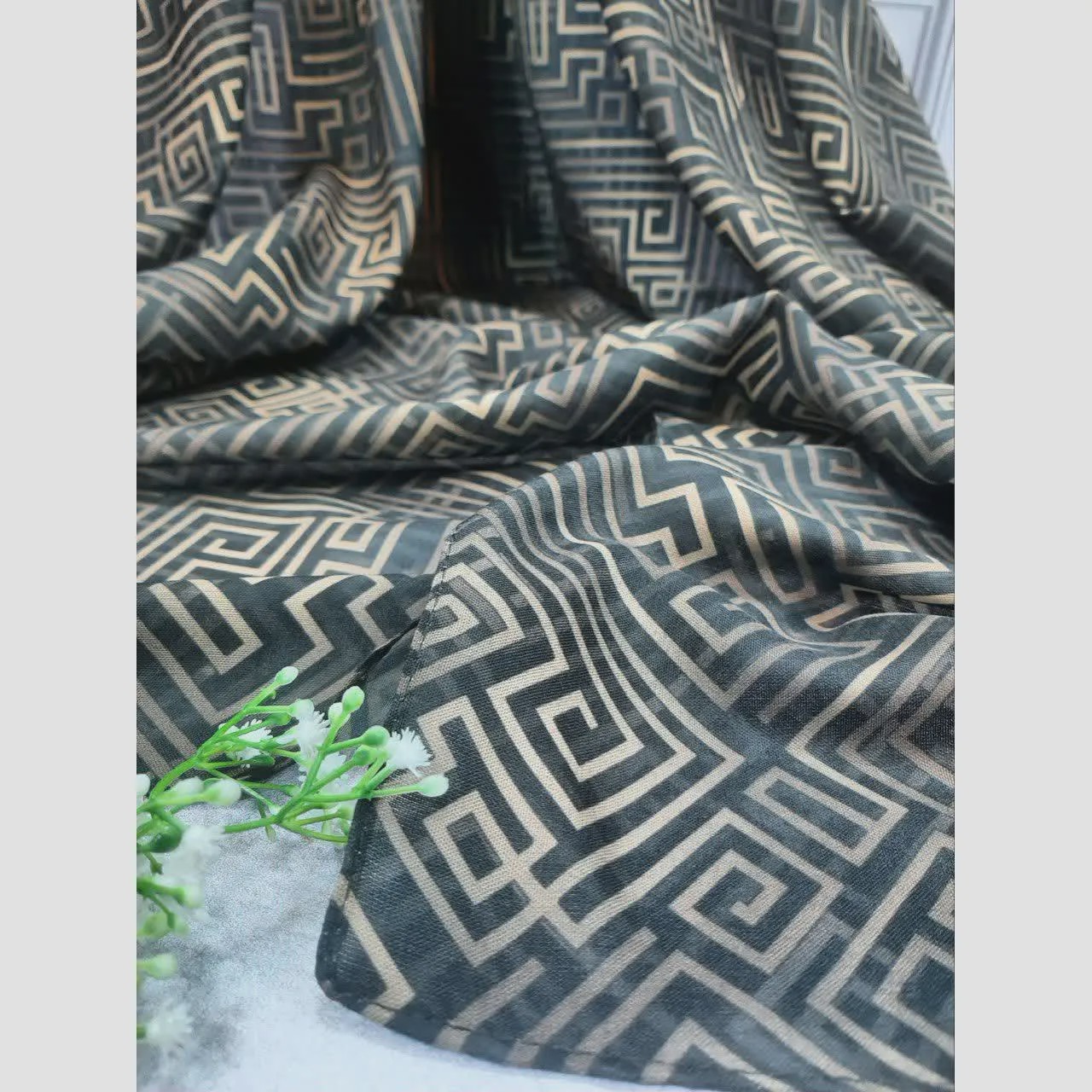 روسری طرح سیمین نخ بامبو قواره بزرگ 140x140 زنانه مشکی ریز نقش اسپرته
