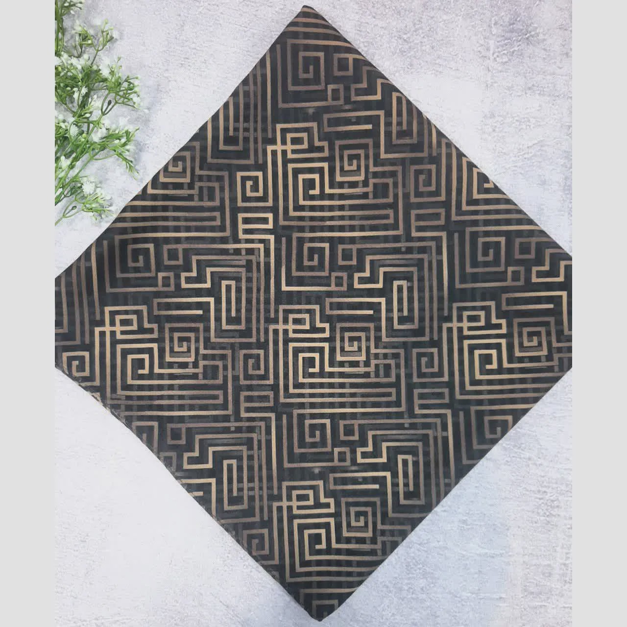 روسری طرح سیمین نخ بامبو قواره بزرگ 140x140 زنانه مشکی ریز نقش اسپرته