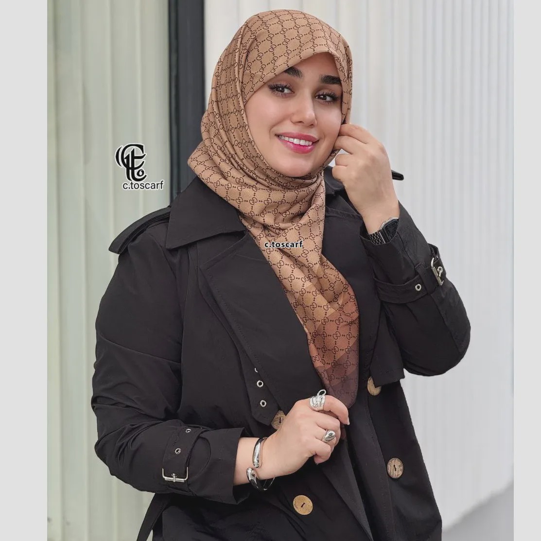 روسری نخ کاستوم طرح گوچی حاشیه قهوه ای زمینه نسکافه ای سایز بزرگ