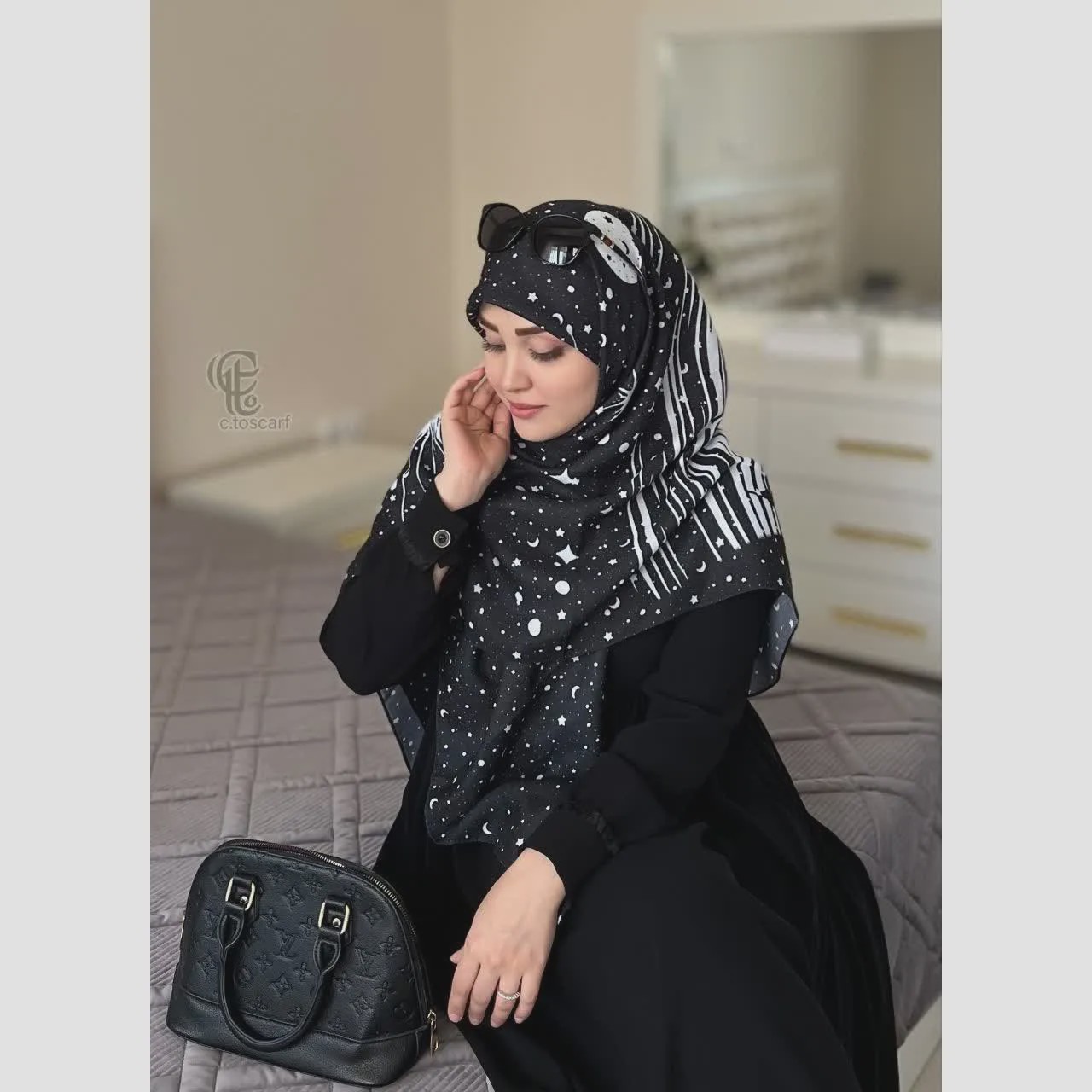روسری نخی طرح ماهلین ابعاد 140 در 140 زمینه مشکی با ماه و ستاره سفید