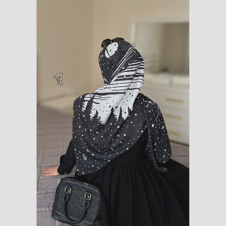 روسری نخی طرح ماهلین ابعاد 140 در 140 زمینه مشکی با ماه و ستاره سفید