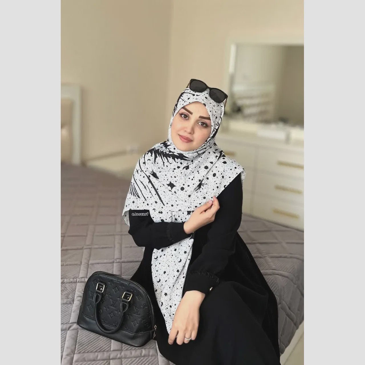 روسری نخی طرح ماهلین ابعاد 140 در 140 زمینه مشکی با ماه و ستاره سفید