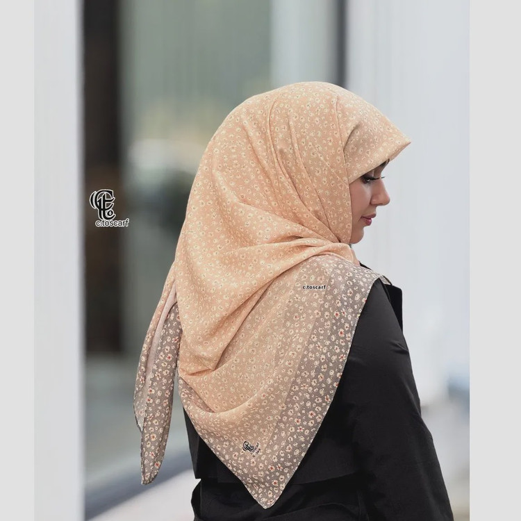 روسری نخ کاستوم طرح صوفیا سایز بزرگ و متوسط سه رنگ کرم هلویی یاسی سبز