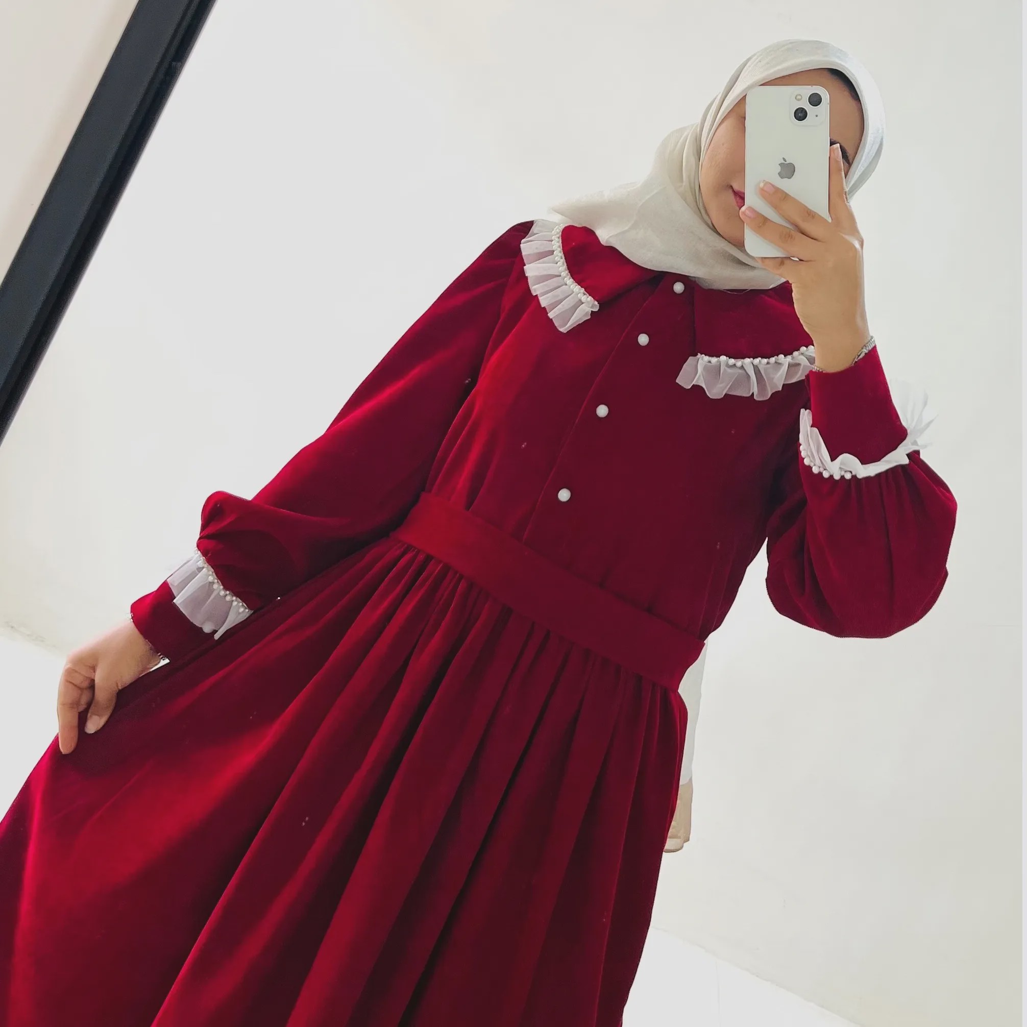 پیراهن قرمز مخمل کبرینی سایز 40 با خرج کار تور و مروارید مناسب مهمانی عید دُرّکالکشن