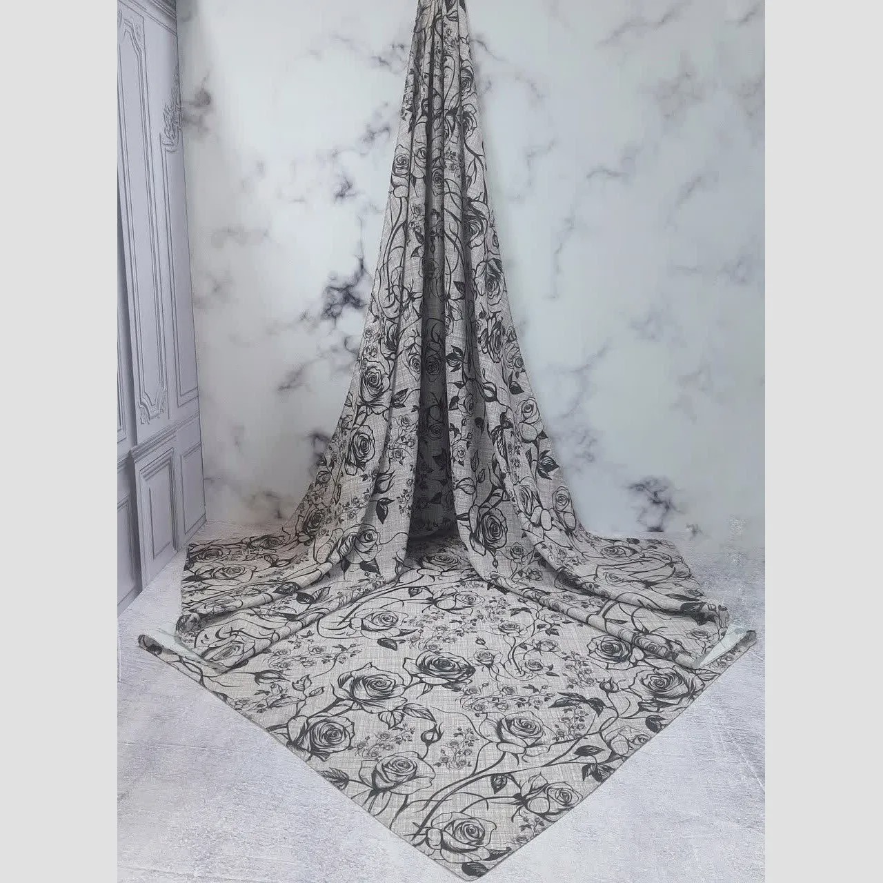 روسری نخ کاستوم طرح گل رخ زمینه طوسی تیره و روشن با گل مشکی