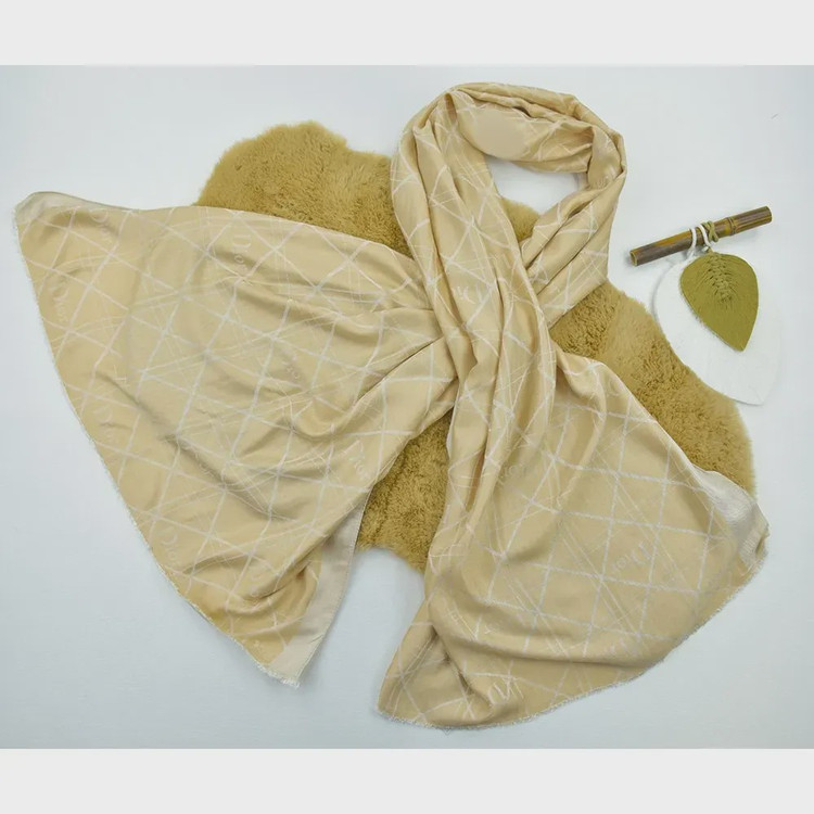شال زنانه ژاکارد طرح دیور رنگ کرم ابعاد 184 در 73 سانتیمتر
