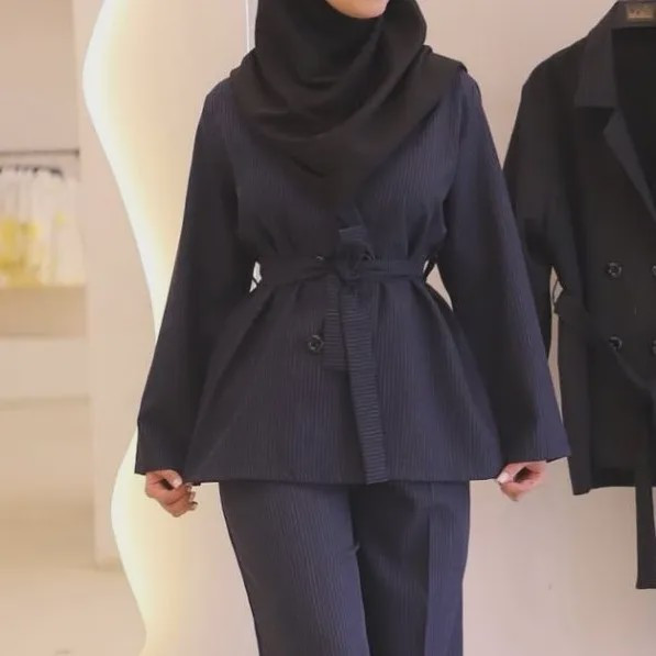 کت شلوار زنانه دیپلمات پرشیا مدل خوشه رنگ مشکی طوسی سورمه ای