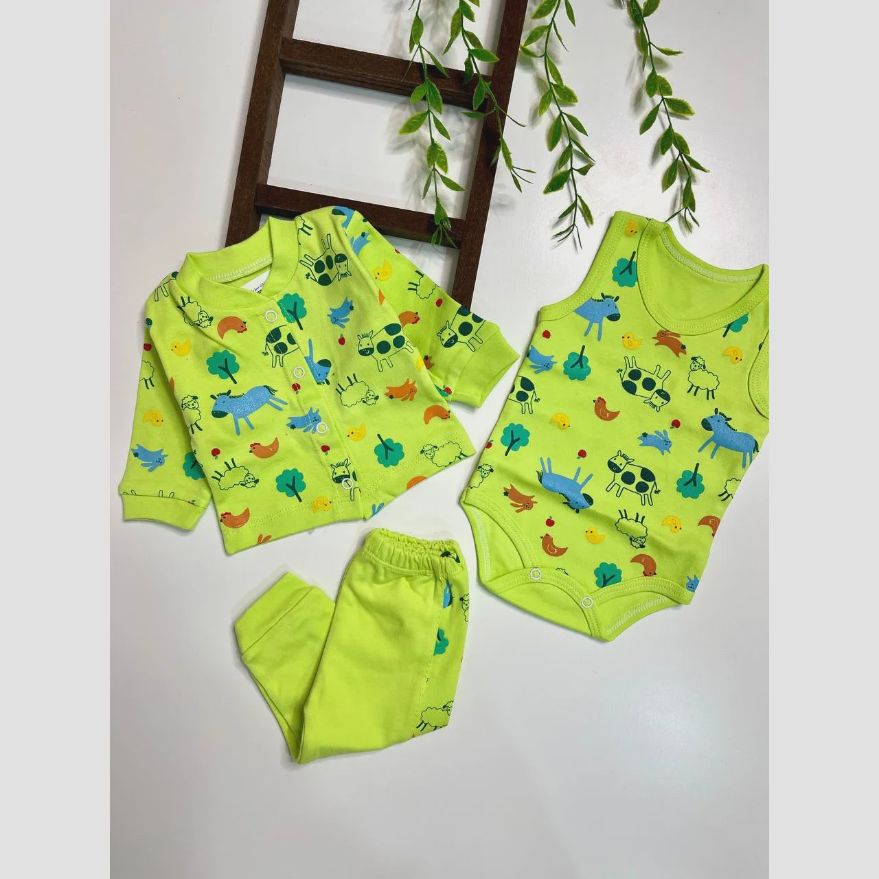 ست 3 تکه لباس نوزادی طرح حیوانات سبز جنس پنبه ای (بلوز، بادی و شلوار)