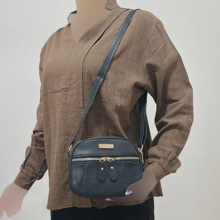 کیف زنانه چرم طرح کنفی چهار زیپ کد 1380 با بند دوشی قابل تنظیم
