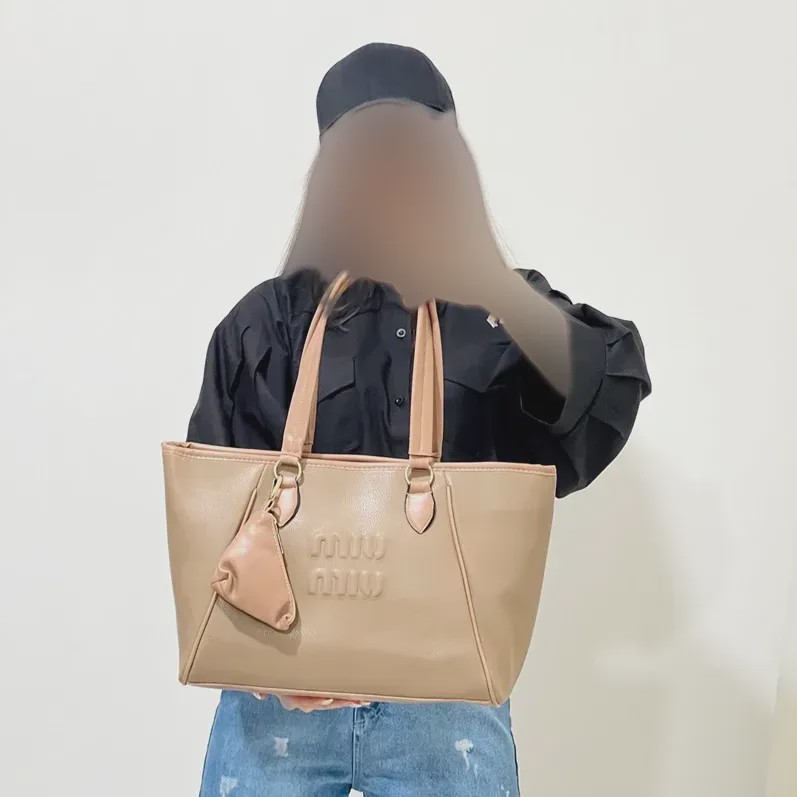 کیف بزرگ دستی و دوشی زنانه چرم مصنوعی و پارچه کنفی ابعاد 45 در 26 سانتیمتر