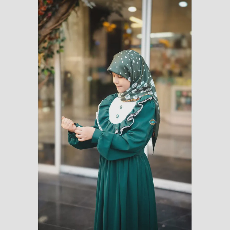 عبا دخترانه مدل یگانه جنس کرپ الیزه با تزئین دانتل و جیب کاربردی