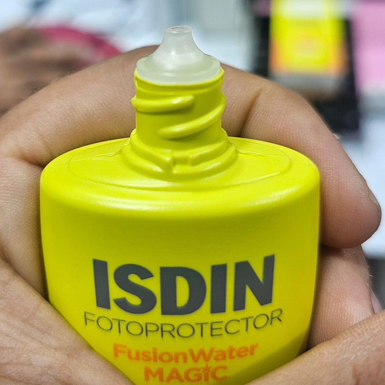 ضدآفتاب ایزدین فیوژن واتر مجیک SPF50 آلکاراز بافت سبک سریع جذب بدون چربی