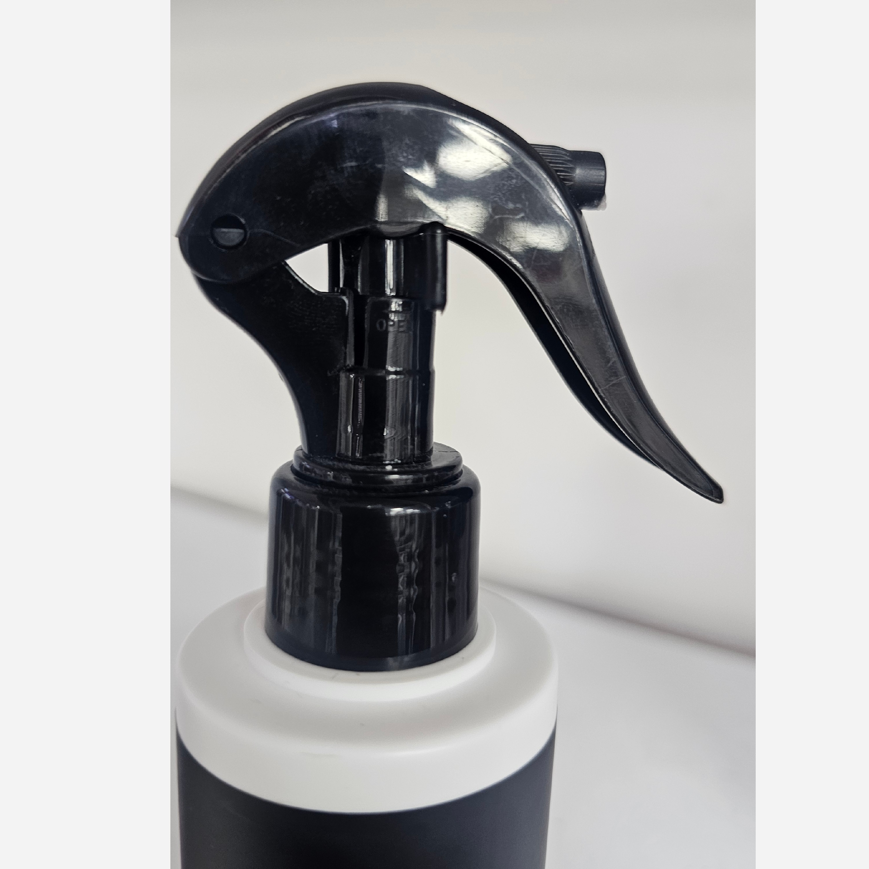 اسپری مو کره ای Kamazo 9+3 Leave-in نرم کننده و احیا کننده موهای وز و موخوره 200ml