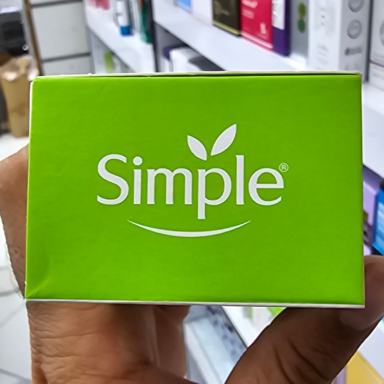 آبرسان و مرطوبکننده لایت سیمپل اورجینال مدل Simple Hydrating Light Moisturiser مخصوص پوستهای خشک و حساس