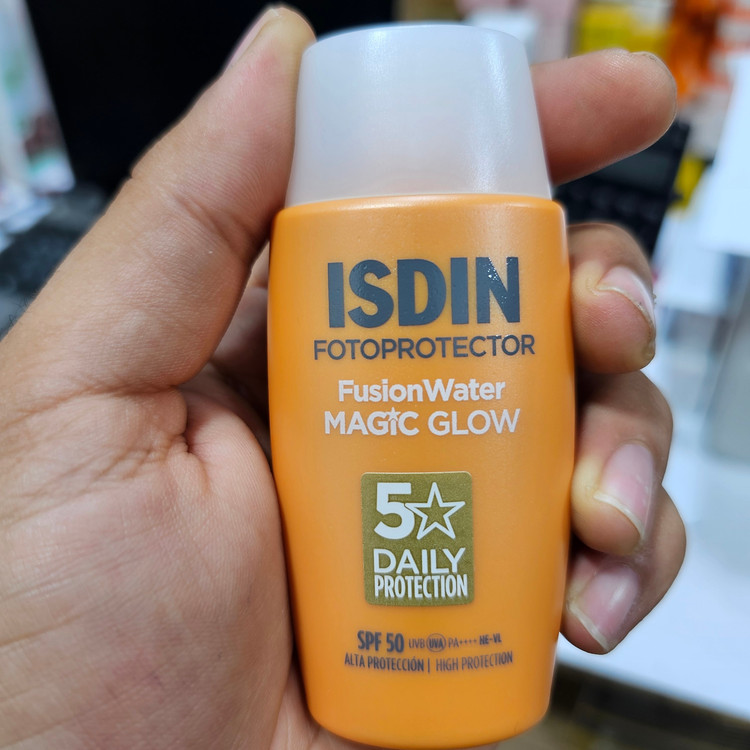 ضدآفتاب ایزدین ISDIN Fotoprotector Fusion Water Magic Medium رنگ مدیوم مخملی یکدست به پوست طبیعی
