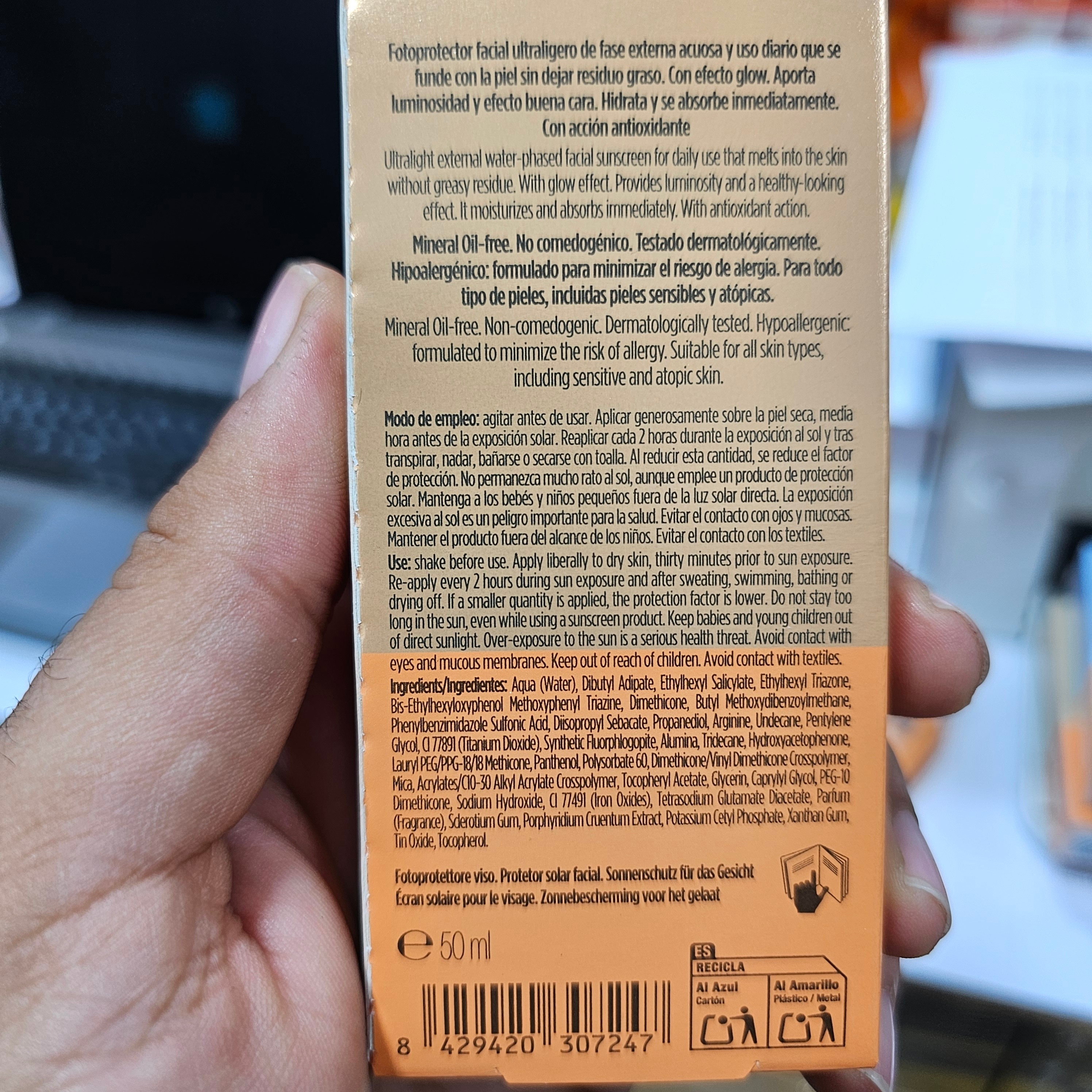 ضدآفتاب ایزدین ISDIN Fotoprotector Fusion Water Magic Medium رنگ مدیوم مخملی یکدست به پوست طبیعی