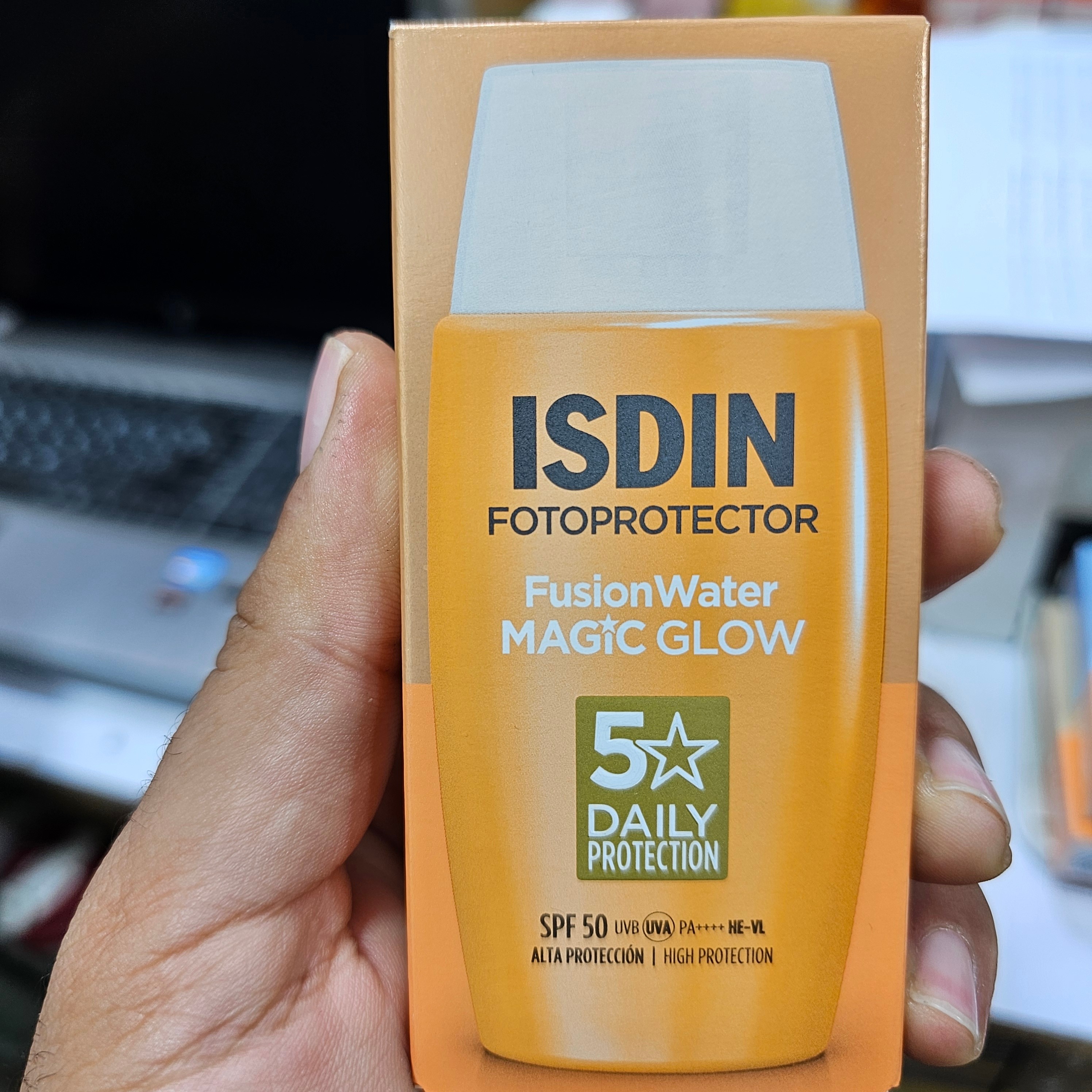 ضدآفتاب ایزدین ISDIN Fotoprotector Fusion Water Magic Medium رنگ مدیوم مخملی یکدست به پوست طبیعی