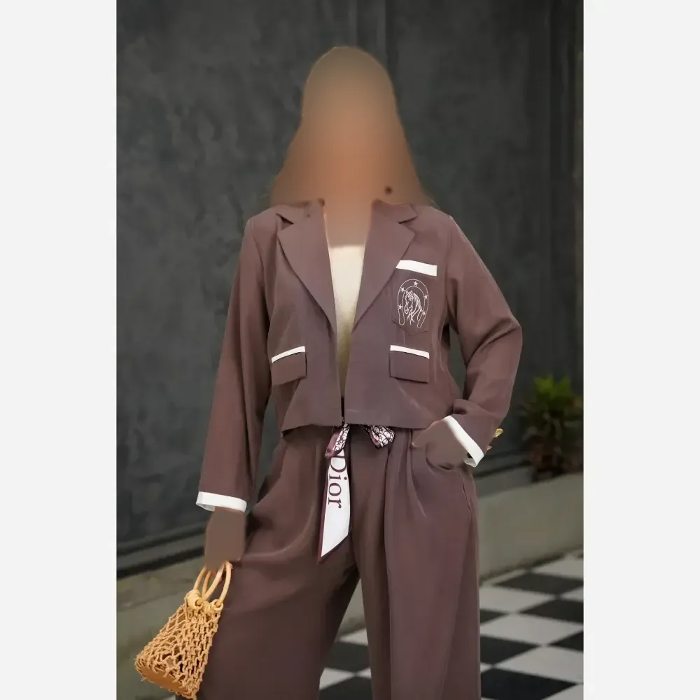 ست کت و شلوار زنانه مزونی طرح اسب گلدوزی شده به همراه کمربند پارچهای سه تکه